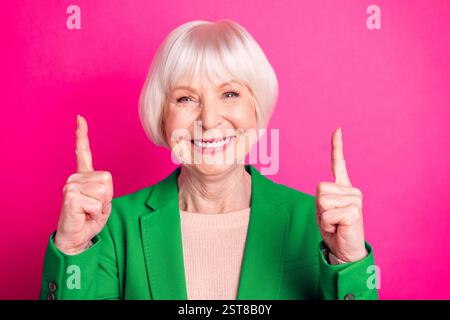 Nahaufnahme Porträt von ihr Sie schöne schöne schöne, fröhliche, grauhaarige Dame, die zwei Zeigefinger nach oben zeigt neue Neuheit isoliert über hell Stockfoto