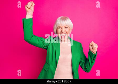 Porträt von ihr sie nett attraktiv fröhlich fröhlich grauhaarige Dame in blauer grüner Jacke große Neuigkeiten, die sich freuen, Spaß isoliert auf hell zu haben Stockfoto