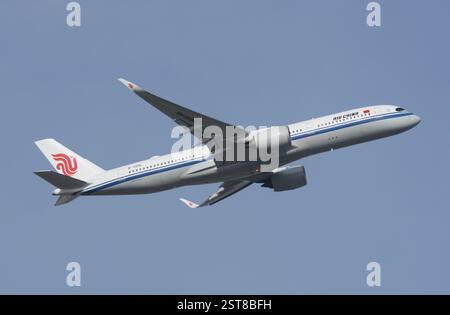 Ein Airbus A350-900 von Air China fährt ab Gatwick Stockfoto