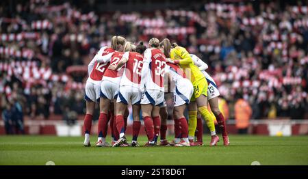 London, Großbritannien. Februar 2025. Arsenal Women drängen sich beim Super League-Spiel der Frauen zwischen Arsenal Women und Tottenham Hotspur Women im Emirates Stadium in London, England am 16. Februar 2025. Foto von Phil Hutchinson. Nur redaktionelle Verwendung, Lizenz für kommerzielle Nutzung erforderlich. Keine Verwendung bei Wetten, Spielen oder Publikationen eines einzelnen Clubs/einer Liga/eines Spielers. Quelle: UK Sports Pics Ltd/Alamy Live News Stockfoto