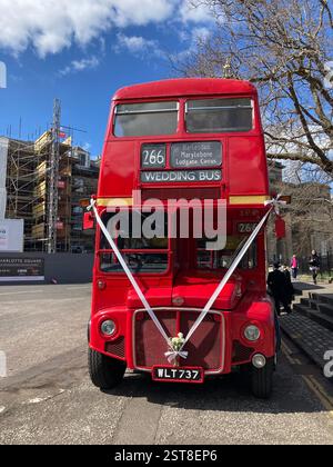 Ein legendärer roter Doppeldeckerbus von routemaster, der für eine Hochzeitsfeier umfunktioniert wurde, parkt am Charlotte Square, Edinburgh, Schottland Stockfoto