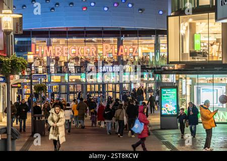 Limbecker Straße im Stadtzentrum von Essen, Fußgängerzone, Einkaufsstraße, mit oft wechselnden Ladenbesitzern, viele freie Stellen, viele günstige Geschäfte, Sho Stockfoto
