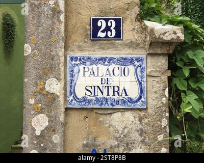 Blau-weiß gekacheltes Schild auf einer verwitterten Steinmauer mit einer Hausnummer darüber. Palast von Sintra, Portugal. Portugiesische Azulejo-Fliesen. Ein Blick auf mich Stockfoto