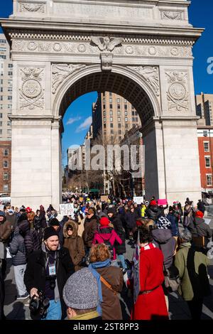 New York, NY, USA. Februar 2025. Tausende von Anti-Trump-Demonstranten versammelten sich auf dem New Yorker Union Square und marschierten zu einer Protestkundgebung in die Innenstadt zum Washington Square Park. Die Menge vor dem Washington Square Arch. Quelle: Ed Lefkowicz/Alamy Live News Stockfoto