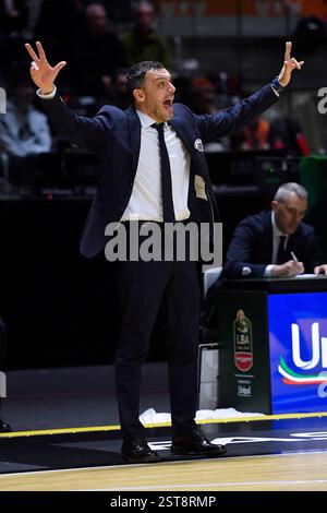Turin, Italien. Februar 2025. INALPI Arena: Paolo Galbiati Coach (Dolomiti Energia Trentino) in Aktion beim Lega Basket LBA Frecciarossa Final Acht, Spiel zwischen Dolomiti Energia Trentino und UNAHOTELS Reggio Emilia in der Inalpi Arena am 13. Februar 2025 in Turin. (Foto: Tonello Abozzi/Pacific Press/SIPA USA) Credit: SIPA USA/Alamy Live News Stockfoto