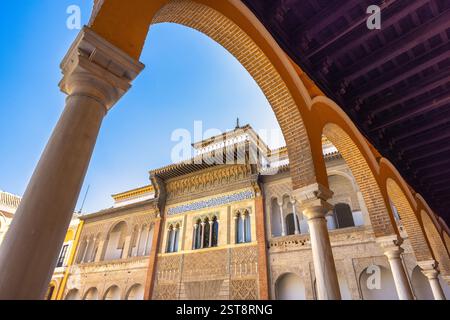 Der Alcazar von Sevilla, historischer königlicher Palast in Sevilla Stadt, Andalusien, Spanien. Kunstvolle Architektur unter einem hellblauen Himmel. Komplizierte Details und AR Stockfoto