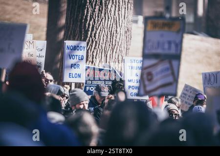 Richmond VA, USA, 17. Februar 2025: Anti Donald Trump und Elon Musk protestieren im Virginia Capitol in Richmond, Credit: Ben Lahoussine/Alamy Live News Stockfoto