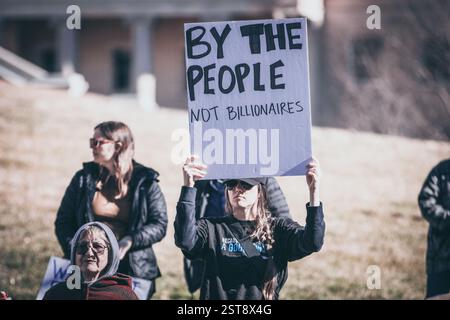 Richmond VA, USA, 17. Februar 2025: Anti Donald Trump und Elon Musk protestieren im Virginia Capitol in Richmond, Credit: Ben Lahoussine/Alamy Live News Stockfoto