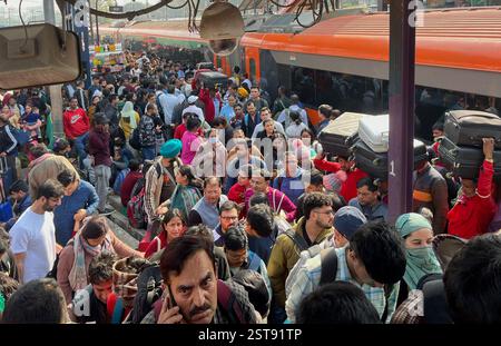 Neu-Delhi, Indien. Februar 2025. NEW DELHI, INDIEN – 17. FEBRUAR: Am 17. Februar 2025 in New Delhi, Indien, kommen immer wieder zahlreiche Passagiere zusammen. (Foto: Salman Ali/Hindustan Times/SIPA USA) Credit: SIPA USA/Alamy Live News Stockfoto