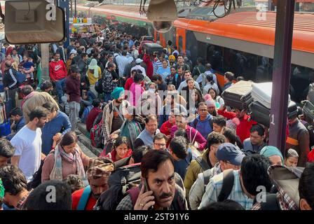 Neu-Delhi, Indien. Februar 2025. NEW DELHI, INDIEN – 17. FEBRUAR: Am 17. Februar 2025 in New Delhi, Indien, kommen immer wieder zahlreiche Passagiere zusammen. (Foto: Salman Ali/Hindustan Times/SIPA USA) Credit: SIPA USA/Alamy Live News Stockfoto