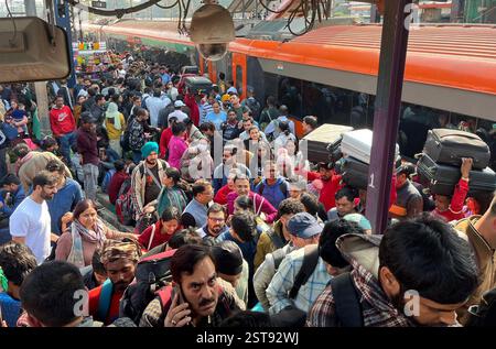 Neu-Delhi, Indien. Februar 2025. NEW DELHI, INDIEN – 17. FEBRUAR: Am 17. Februar 2025 in New Delhi, Indien, kommen immer wieder zahlreiche Passagiere zusammen. (Foto: Salman Ali/Hindustan Times/SIPA USA) Credit: SIPA USA/Alamy Live News Stockfoto