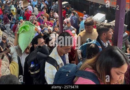 Neu-Delhi, Indien. Februar 2025. NEW DELHI, INDIEN – 17. FEBRUAR: Am 17. Februar 2025 in New Delhi, Indien, kommen immer wieder zahlreiche Passagiere zusammen. (Foto: Salman Ali/Hindustan Times/SIPA USA) Credit: SIPA USA/Alamy Live News Stockfoto