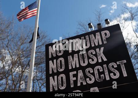 New York, Usa. Februar 2025. Ein Schild mit der Aufschrift „No Trump, No Musk, No Facist USA“ steht unter einer amerikanischen Flagge während eines „Not My President's Day“-Protestes gegen US-Präsident Donald Trump im Washington Square Park am 17. Februar 2025 in New York City. Quelle: UPI/Alamy Live News Stockfoto