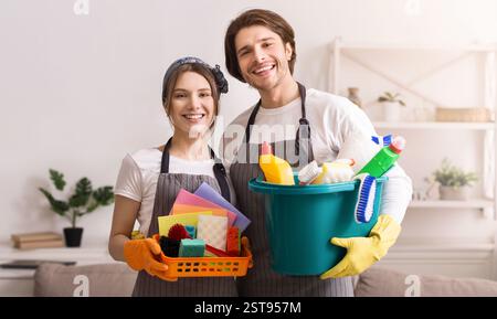 Hausmeisterdienste. Portrait Von Professionellen Reinigungsgeräten Mit Haushaltszubehör In Den Händen Stockfoto