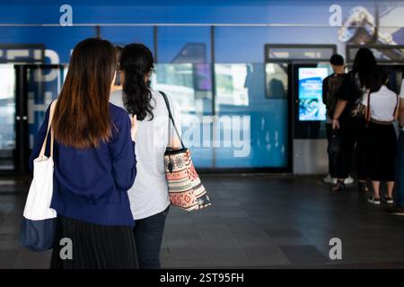 Der Skytrain fährt in der Stadt. Viele Menschen nutzten den Skytrain, um Zeit zu sparen. Stockfoto