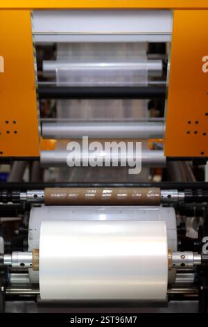 Wickeleinheit der Blasfolienextrusionsmaschine für die T-Shirt-Taschen-Produktion. Selektiver Fokus. Stockfoto