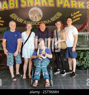 Bangkok, thailand - 25. Dezember 2024: Besucher interagieren mit Schlangen in einem Tierheim in Thailand Stockfoto