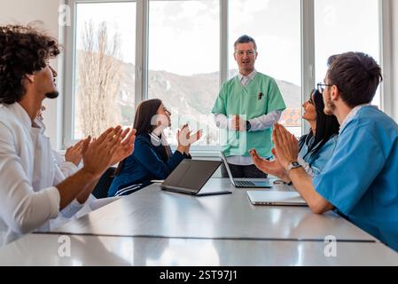Ein ärztliches Team von Ärzten unterstützt und feiert bei der Besprechung im Büro Konzept der Teamwork-Führung in der Wirtschaft. Stockfoto