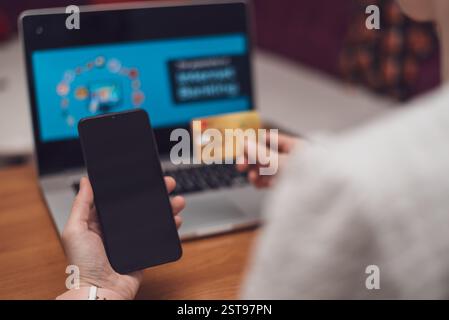 Weibliche Hände mit Mobiltelefon und Kreditkarte, Online Payment Internet Banking Konzept. Frau, die ihr Smartphone für Online-Banking zu Hause nutzt Stockfoto