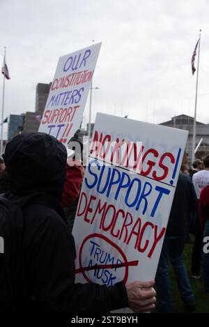 San Francisco, Kalifornien, USA, 17. Februar 2025. Demonstranten halten Schilder im Rathaus von San Francisco mit der Aufschrift „keine Könige! Unterstützen Sie die Demokratie“ und „unsere Verfassung zählt“, um gegen das zu protestieren, was viele als „Tag des No Kings“ bezeichnen. Shelly Rivoli/Alamy Stockfoto