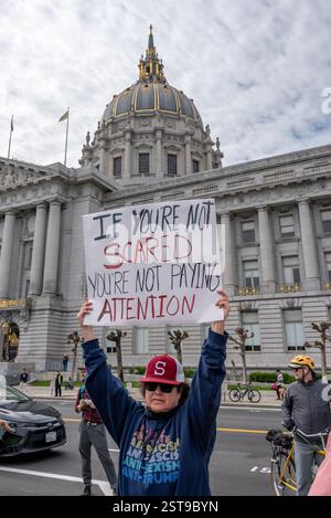 San Francisco, Kalifornien, USA, 17. Februar 2025. Ein Demonstrant am Präsidenten-Tag „No Kings“ hält vor dem Rathaus von San Francisco ein Schild mit der Aufschrift „wenn du keine Angst hast, gibst du nicht auf“. Shelly Rivoli/Alamy Stockfoto