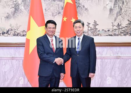 Peking, China. Februar 2025. Chen Wenqing, Mitglied des Politbüros des Zentralkomitees der Kommunistischen Partei Chinas (KPC) und Leiter der Kommission für politische und rechtliche Angelegenheiten des Zentralkomitees der KPC, trifft am 17. Februar 2025 in Peking, der Hauptstadt Chinas, mit Nguyen Huy Tien, Generalstaatsanwalt der Obersten Volksstaatsanwaltschaft Vietnams. Quelle: Yue Yuewei/Xinhua/Alamy Live News Stockfoto