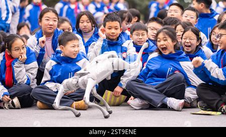 Peking, Chinas Provinz Sichuan. Februar 2025. Schüler beobachten die Leistung eines intelligenten Roboterhundes in einer Mittelschule im Bezirk Pengshan in Meishan, südwestchinesische Provinz Sichuan, 17. Februar 2025. Mit einer Mischung aus Nerven und Aufregung besuchten viele Studenten in China ihre erste Klasse des neuen Semesters. Quelle: Weng Guangjian/Xinhua/Alamy Live News Stockfoto