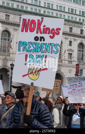 San Francisco, Kalifornien, USA, 17. Februar 2025. Ein Mann hält ein Schild mit der Aufschrift „No Kings on Presidents Day“ während eines Anti-Trump-Protestes am Civic Center Plaza vor dem San Francisco Rathaus. Shelly Rivoli/Alamy Stockfoto