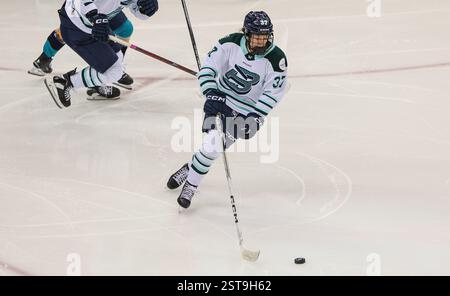 Newark, NJ, USA. Februar 2025. Theresa Schafzahl (37) während eines Spiels zwischen der Boston Fleet und den New York Sirens im Prudential Center in Newark, NJ Mike Langish/CSM/Alamy Live News Stockfoto