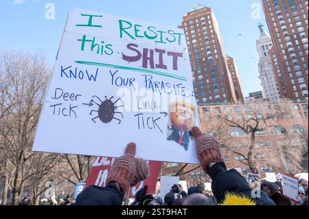 New York, Usa. Februar 2025. NEW YORK, NEW YORK - 17. FEBRUAR: Demonstranten mit Spruchbändern und Schildern demonstrieren auf dem Union Square, um gegen Donald Trumps Versuch, die Regierung zu übernehmen, am Präsidenten Day während des National Day of Protest am 17. Februar 2025 in New York City zu protestieren. Quelle: Ron Adar/Alamy Live News Stockfoto