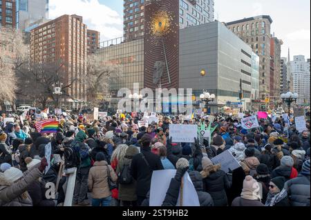 New York, Usa. Februar 2025. NEW YORK, NEW YORK - 17. FEBRUAR: Demonstranten mit Spruchbändern und Schildern demonstrieren auf dem Union Square, um gegen Donald Trumps Versuch, die Regierung zu übernehmen, am Präsidenten Day während des National Day of Protest am 17. Februar 2025 in New York City zu protestieren. Quelle: Ron Adar/Alamy Live News Stockfoto