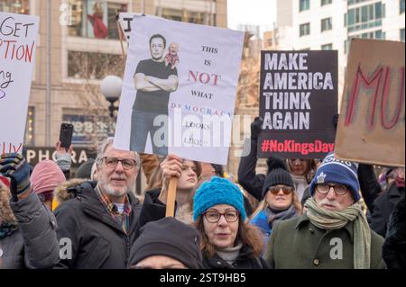 New York, Usa. Februar 2025. NEW YORK, NEW YORK - 17. FEBRUAR: Demonstranten mit Spruchbändern und Schildern demonstrieren auf dem Union Square, um gegen Donald Trumps Versuch, die Regierung zu übernehmen, am Präsidenten Day während des National Day of Protest am 17. Februar 2025 in New York City zu protestieren. Quelle: Ron Adar/Alamy Live News Stockfoto