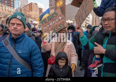 New York, Usa. Februar 2025. NEW YORK, NEW YORK - 17. FEBRUAR: Demonstranten mit Spruchbändern und Schildern demonstrieren auf dem Union Square, um gegen Donald Trumps Versuch, die Regierung zu übernehmen, am Präsidenten Day während des National Day of Protest am 17. Februar 2025 in New York City zu protestieren. Quelle: Ron Adar/Alamy Live News Stockfoto