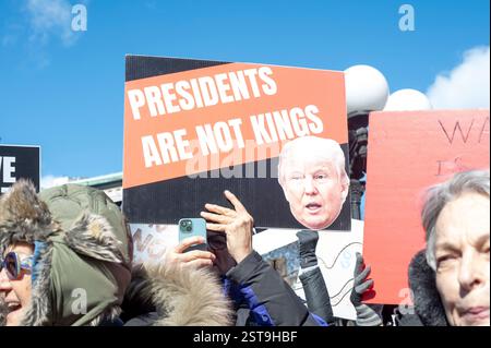 New York, Usa. Februar 2025. NEW YORK, NEW YORK - 17. FEBRUAR: Demonstranten mit Spruchbändern und Schildern demonstrieren auf dem Union Square, um gegen Donald Trumps Versuch, die Regierung zu übernehmen, am Präsidenten Day während des National Day of Protest am 17. Februar 2025 in New York City zu protestieren. Quelle: Ron Adar/Alamy Live News Stockfoto
