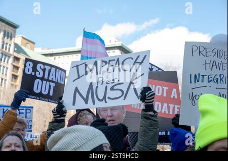 New York, Usa. Februar 2025. NEW YORK, NEW YORK - 17. FEBRUAR: Demonstranten mit Spruchbändern und Schildern demonstrieren auf dem Union Square, um gegen Donald Trumps Versuch, die Regierung zu übernehmen, am Präsidenten Day während des National Day of Protest am 17. Februar 2025 in New York City zu protestieren. Quelle: Ron Adar/Alamy Live News Stockfoto