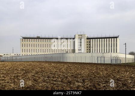 Stammheim Gefängnis, JVA. Außenansicht mit Gefängniswand und Stacheldraht. Stuttgart, Baden-Württemberg, Deutschland, Europa Stockfoto