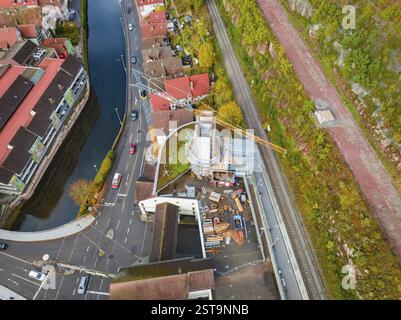 Luftaufnahme der Baustelle mit umliegender Straße und Fluss, Erweiterung des Bahnhofs Calw für das neue Gleis der Hermann Hessebahn Stockfoto
