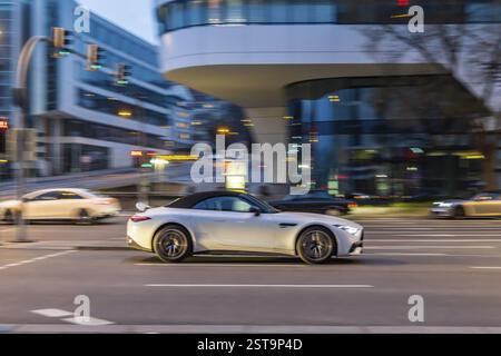Auto bei Nacht vor städtischer Umgebung mit moderner Architektur, Pull-along. Mercedes-Benz SL Roadster AMG. Stuttgart, Baden-Württemberg, Deutsch Stockfoto
