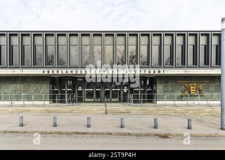 Neues Gerichtsgebäude des OLG Stuttgart-Stammheim. Außenansicht mit Staatswappen. Stuttgart, Baden-Württemberg, Stockfoto