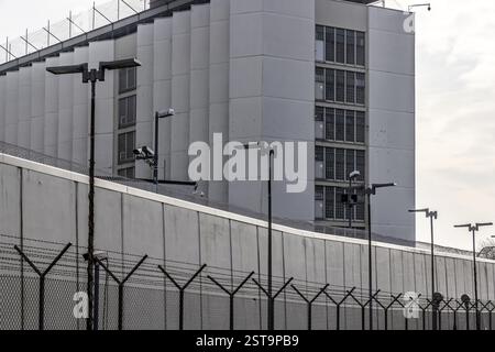 Stammheim Gefängnis, JVA. Außenansicht mit Gefängniswand und Stacheldraht. Stuttgart, Baden-Württemberg, Deutschland, Europa Stockfoto