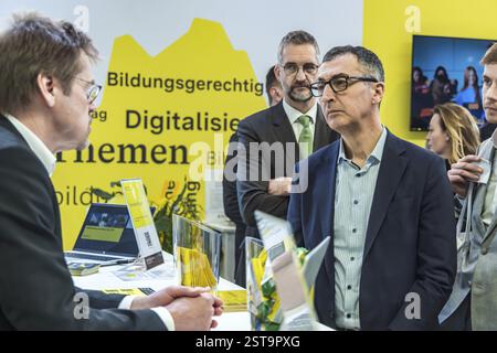 Bildungsminister Cem Oezdemir besucht Europas größte Bildungsmesse in Stuttgart, hier am Stand des Bildungsministeriums. Baden-Württemberg Stockfoto