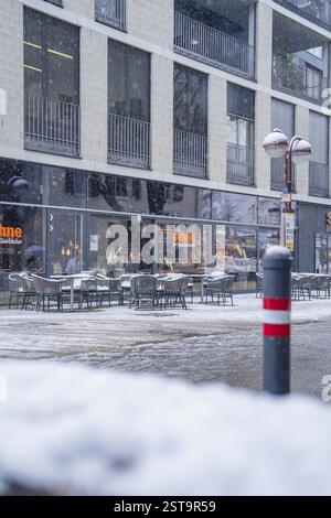 Verschneite Außenterrasse eines Cafés vor einem modernen Gebäude, Sindelfingen, Deutschland, Europa Stockfoto