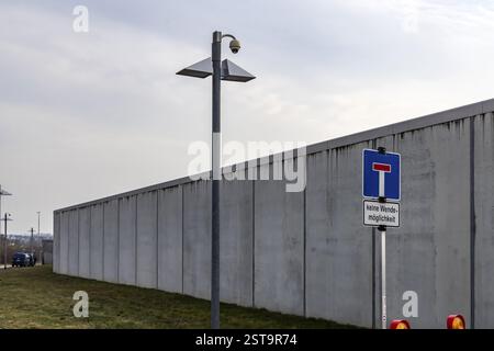 Stammheim Gefängnis, JVA. Außenansicht mit Gefängniswand und Stacheldraht. Stuttgart, Baden-Württemberg, Deutschland, Europa Stockfoto