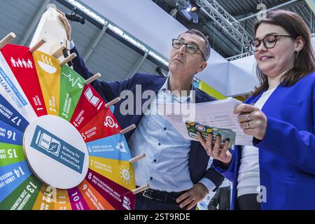 Bildungsminister Cem Oezdemir besucht Europas größte Bildungsmesse in Stuttgart. Hier am Stand des Bundesministeriums für Bildung und Researat Stockfoto