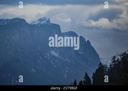 Verschneite Berggipfel unter bewölktem Himmel mit dramatischer Atmosphäre, Ainring, Oberbayern Stockfoto