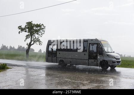 Am Nachmittag zog ein heftiges Gewitter über Dresden. Ein Intercity-Bus auf der Straße am Triebenberg, Dresden, Sachsen, Deutschland, Europa Stockfoto