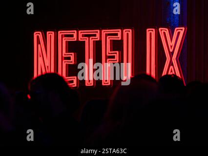 Berlin, Deutschland. Februar 2025. Die Gäste feiern während des 10-jährigen Jubiläums der Berlinale für den Streaming-Service Netflix. Die 75. Internationalen Filmfestspiele Berlin finden vom 13. Bis 23. Februar 2025 statt. Quelle: Soeren Stache/dpa/Alamy Live News Stockfoto