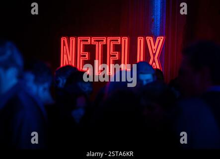 Berlin, Deutschland. Februar 2025. Die Gäste feiern während des 10-jährigen Jubiläums der Berlinale für den Streaming-Service Netflix. Die 75. Internationalen Filmfestspiele Berlin finden vom 13. Bis 23. Februar 2025 statt. Quelle: Soeren Stache/dpa/Alamy Live News Stockfoto