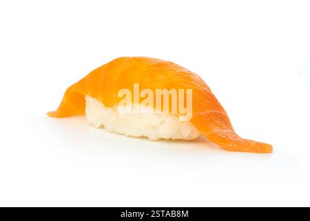 Sushi-Syake mit orangener Lachsscheibe auf weißem Hintergrund. Traditionelle japanische Küche. Asiatisches Essen Stockfoto
