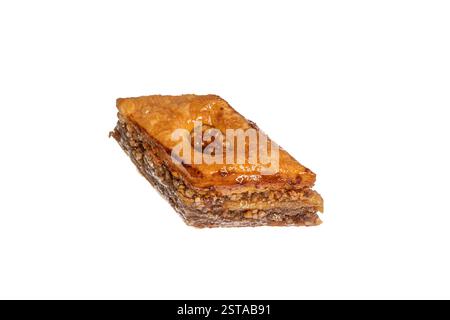Pakhlava süßes Dessert mit Walnuss auf Teller isoliert auf weißem Hintergrund Stockfoto